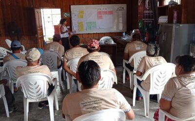 Extension workers and small cocoa and palm oil producers from the Ucayali region attend workshops to implement climate change mitigation strategies
